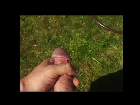 ❤️ المثير الساخنة يحصل بوسها الوردي مارس الجنس و cums في بخ في حديقة صيفية عند٪ ar.teencumpot.ru٪