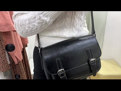 ❤️ الاستمناء العلني للعاهرة الصغيرة FeralBerry مع دسار في غرفة القياس عند٪ ar.teencumpot.ru٪
